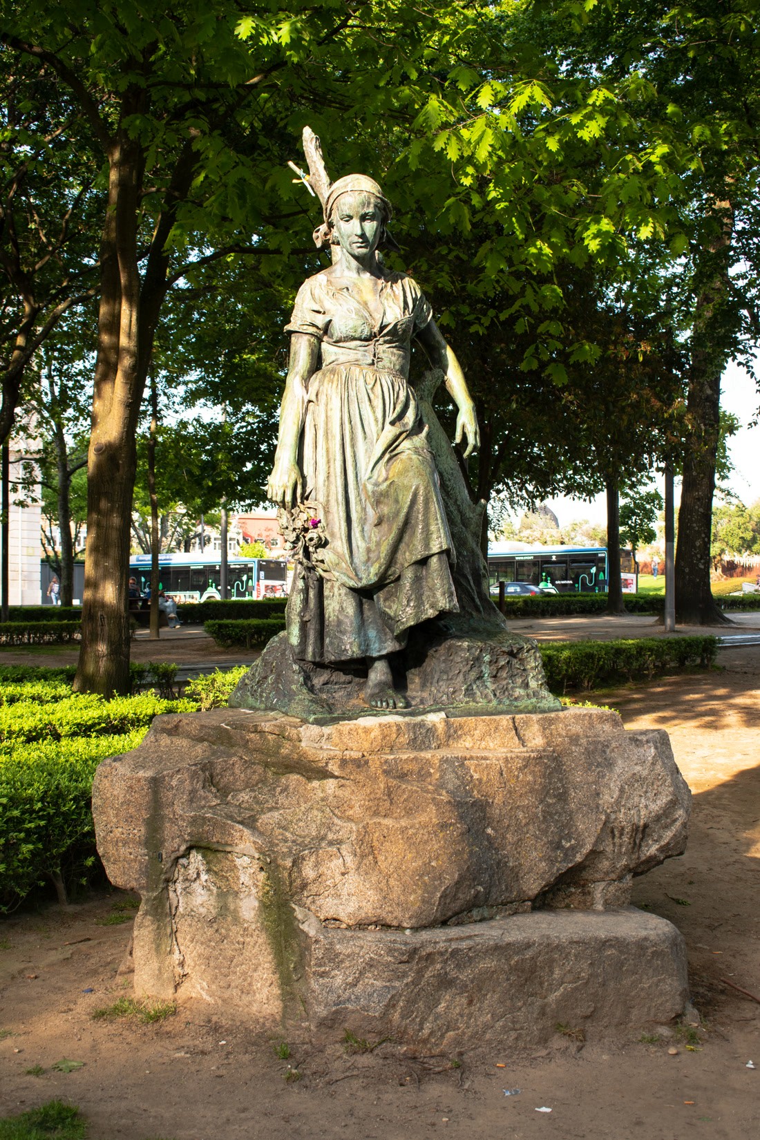 Estátua junto ao Centro Português de Fotografia, no Porto